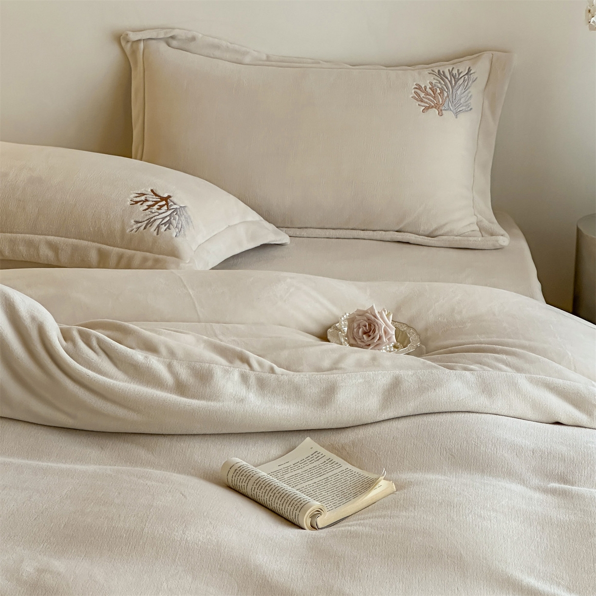 91家纺网 家纺一手货源 找家纺 泽西家纺+V17798841158发大图 2025新品秋冬加厚保暖225克刺绣牛奶绒四件套-珊瑚 珊瑚-米杏