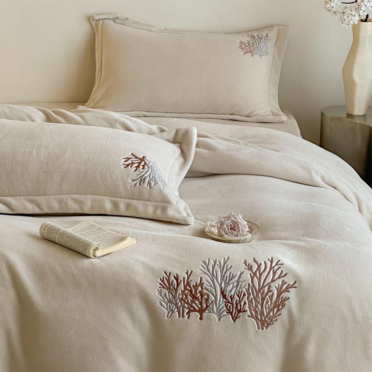91家纺网 家纺一手货源 找家纺 泽西家纺+V17798841158发大图 2025新品秋冬加厚保暖225克刺绣牛奶绒四件套-珊瑚 珊瑚-米杏