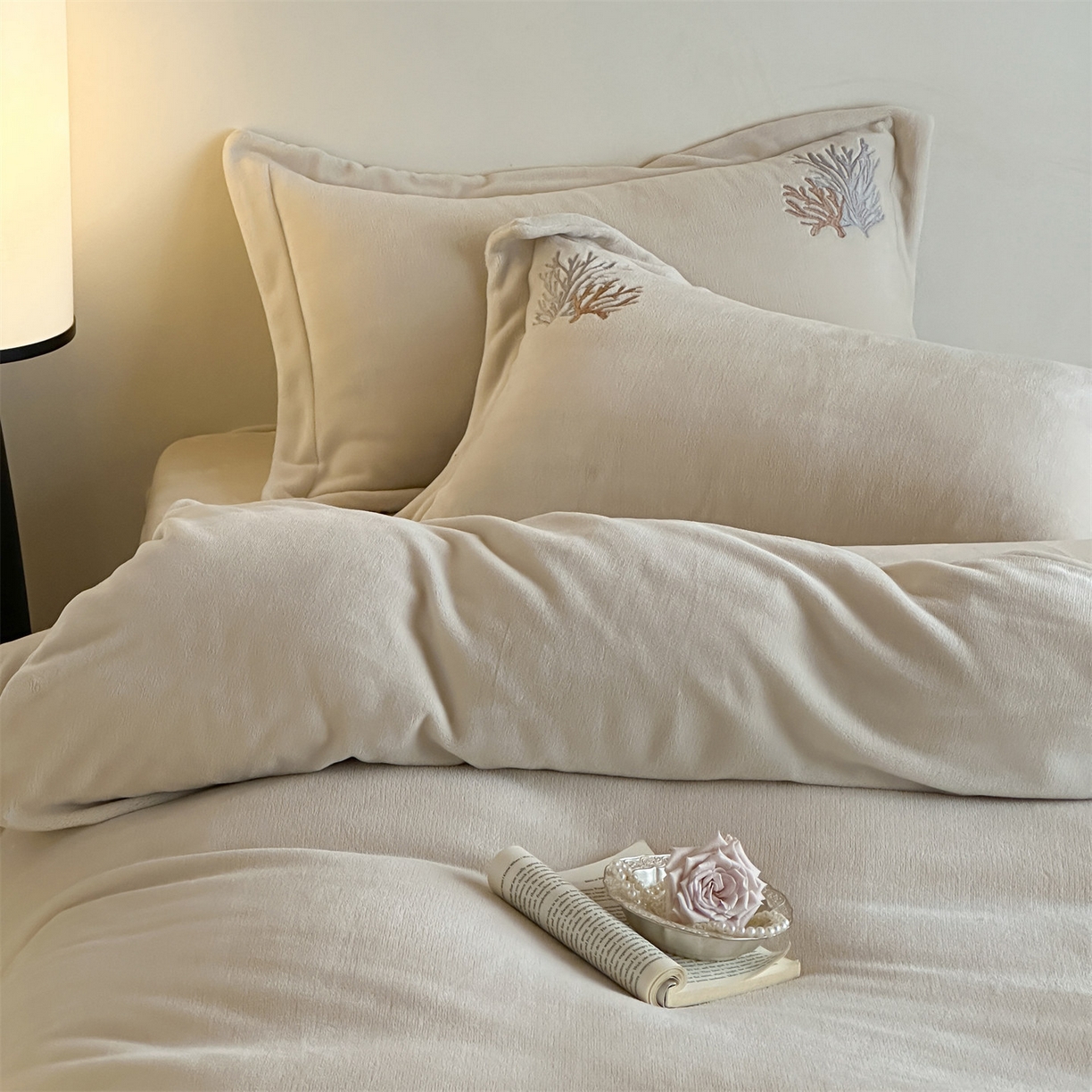 91家纺网 家纺一手货源 找家纺 泽西家纺+V17798841158发大图 2025新品秋冬加厚保暖225克刺绣牛奶绒四件套-珊瑚 珊瑚-米杏