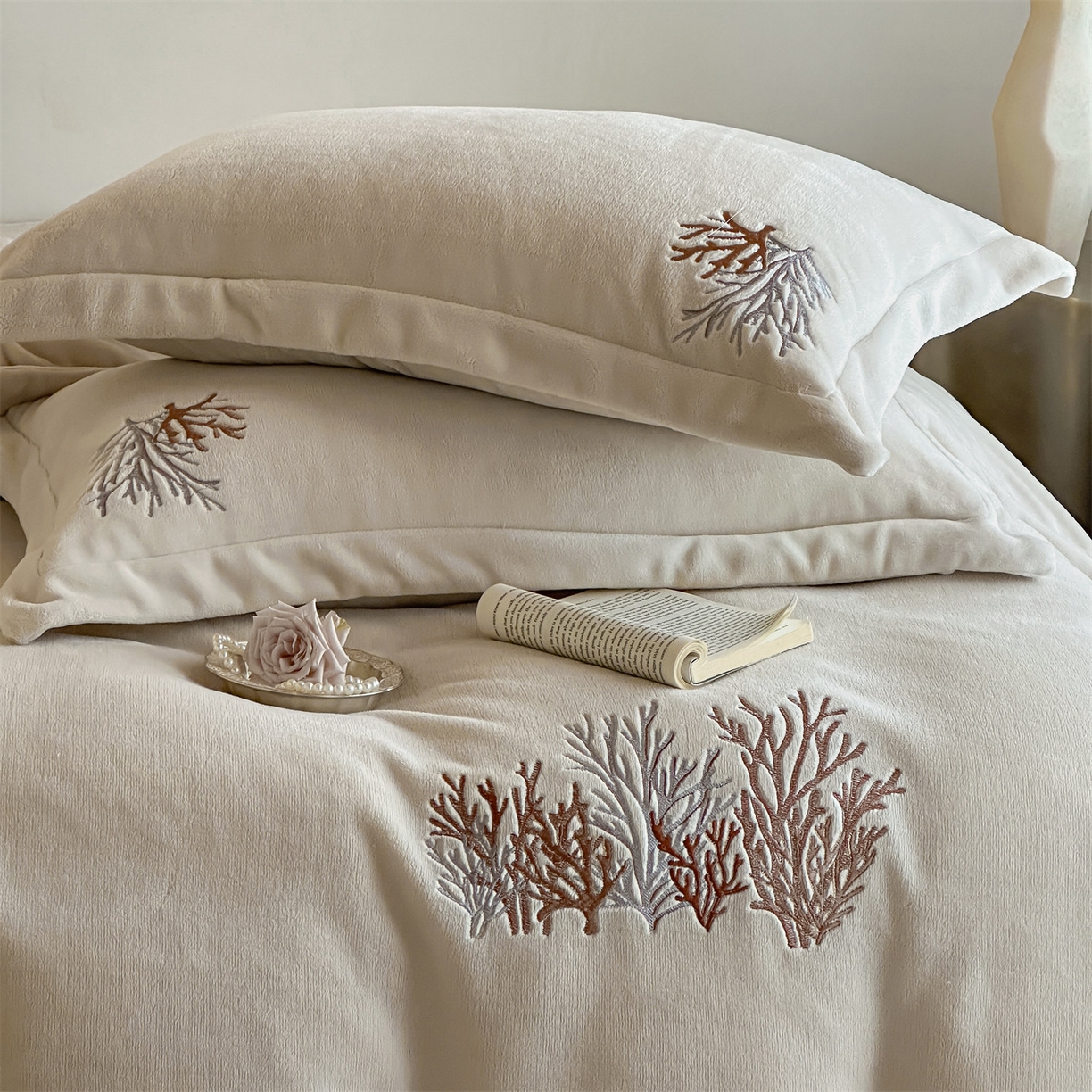 91家纺网 家纺一手货源 找家纺 泽西家纺+V17798841158发大图 2025新品秋冬加厚保暖225克刺绣牛奶绒四件套-珊瑚 珊瑚-米杏