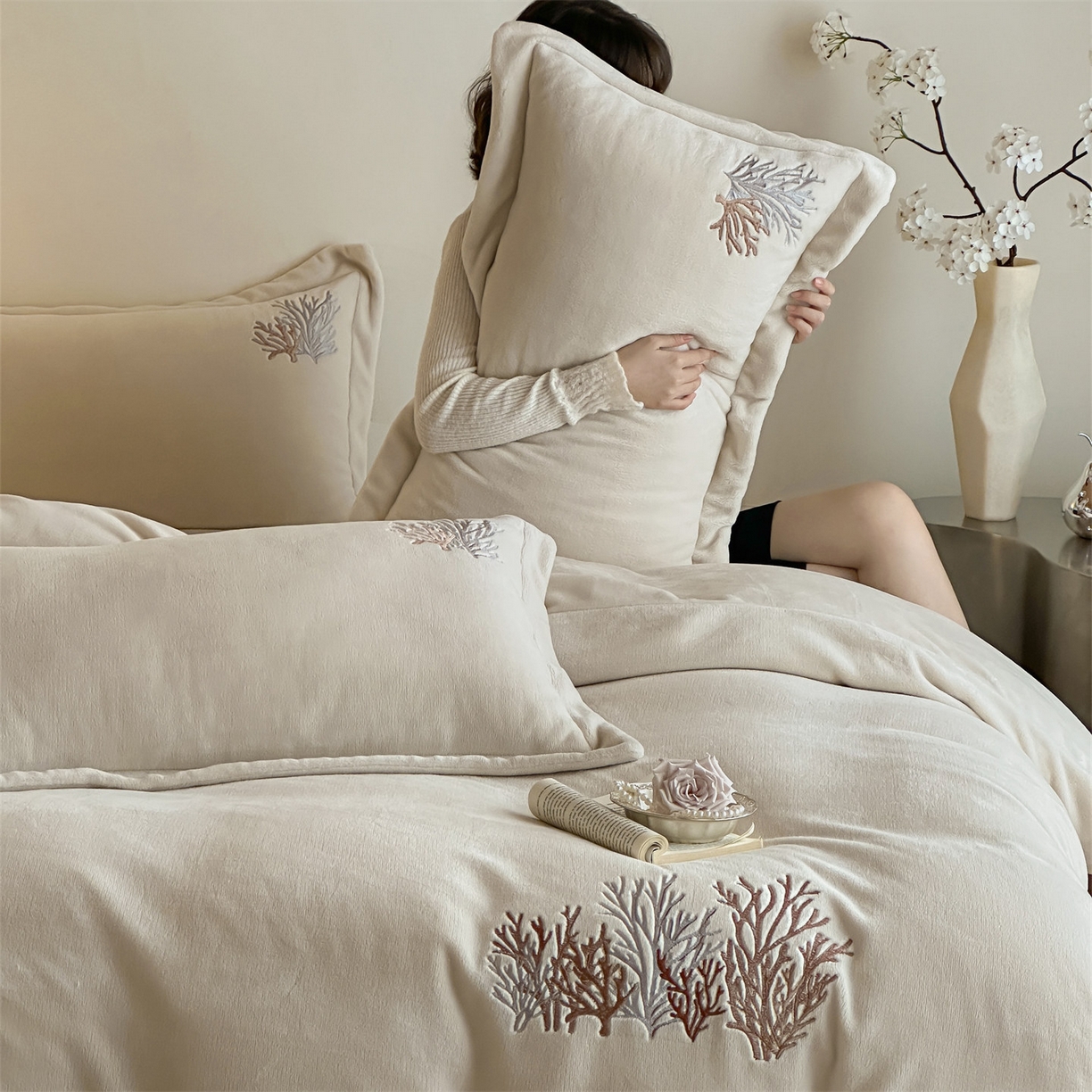 91家纺网 家纺一手货源 找家纺 泽西家纺+V17798841158发大图 2025新品秋冬加厚保暖225克刺绣牛奶绒四件套-珊瑚 珊瑚-米杏