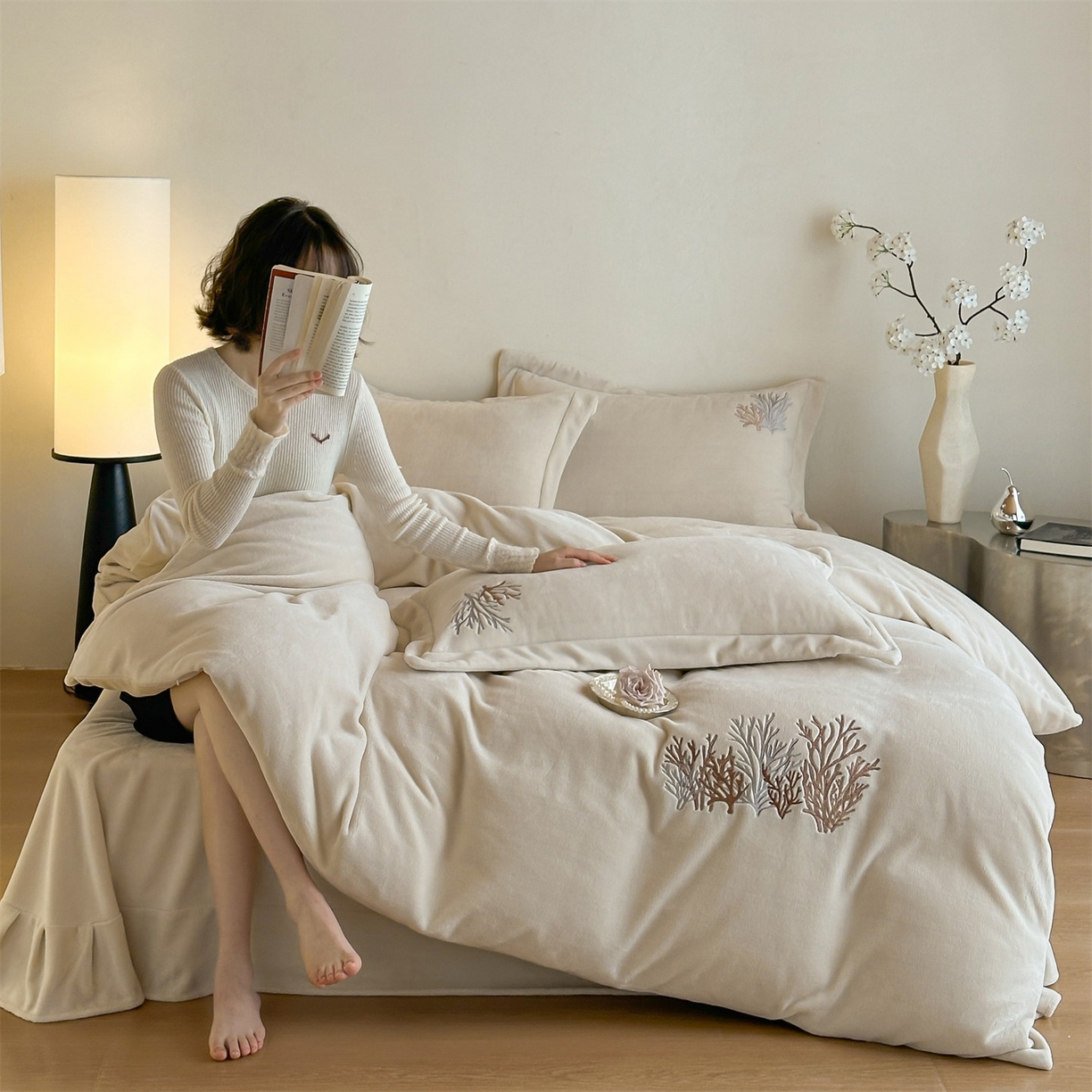 91家纺网 家纺一手货源 找家纺 泽西家纺+V17798841158发大图 2025新品秋冬加厚保暖225克刺绣牛奶绒四件套-珊瑚 珊瑚-米杏