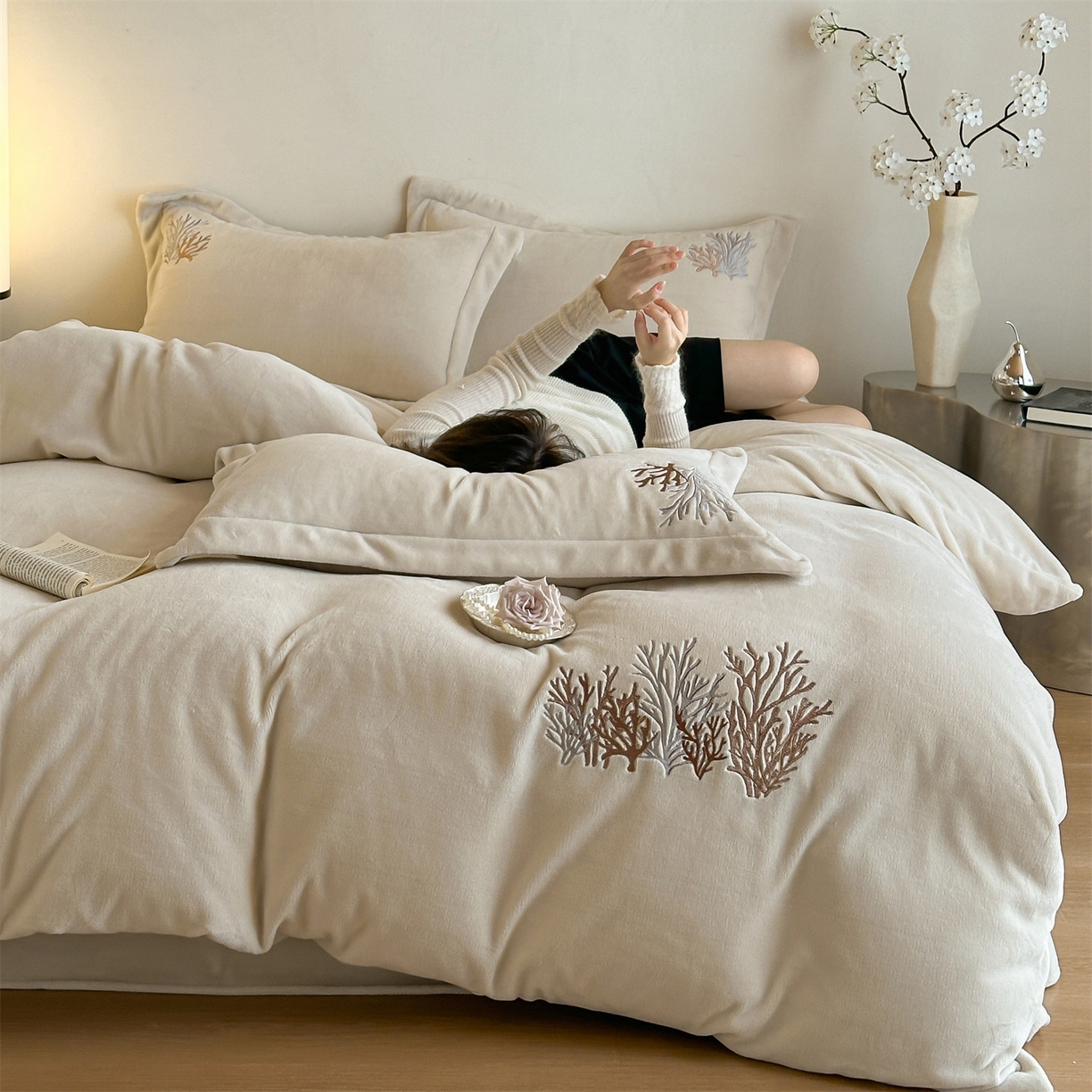 91家纺网 家纺一手货源 找家纺 泽西家纺+V17798841158发大图 2025新品秋冬加厚保暖225克刺绣牛奶绒四件套-珊瑚 珊瑚-米杏