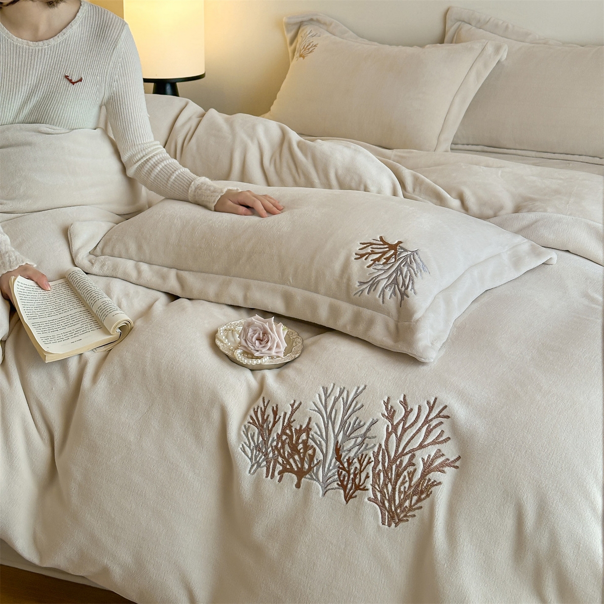 91家纺网 家纺一手货源 找家纺 泽西家纺+V17798841158发大图 2025新品秋冬加厚保暖225克刺绣牛奶绒四件套-珊瑚 珊瑚-米杏