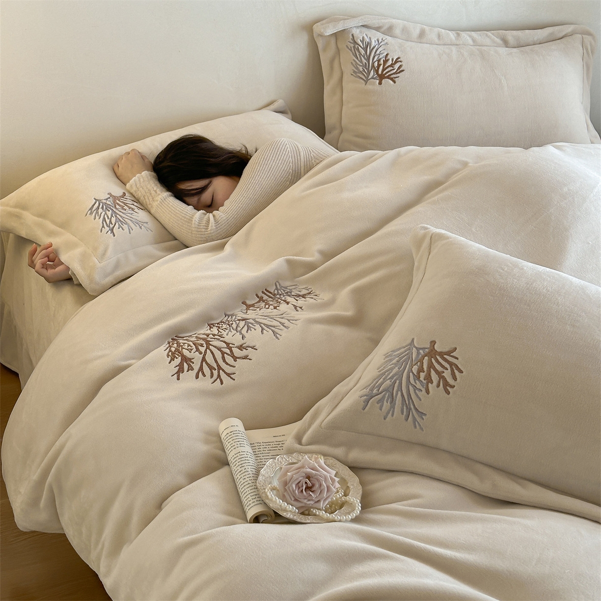 91家纺网 家纺一手货源 找家纺 泽西家纺+V17798841158发大图 2025新品秋冬加厚保暖225克刺绣牛奶绒四件套-珊瑚 珊瑚-米杏