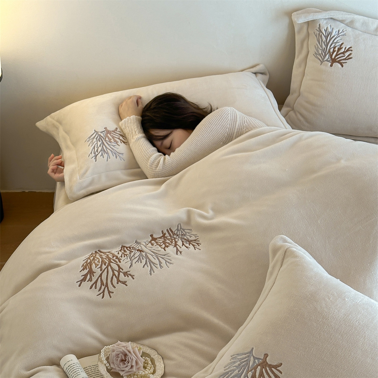 91家纺网 家纺一手货源 找家纺 泽西家纺+V17798841158发大图 2025新品秋冬加厚保暖225克刺绣牛奶绒四件套-珊瑚 珊瑚-米杏