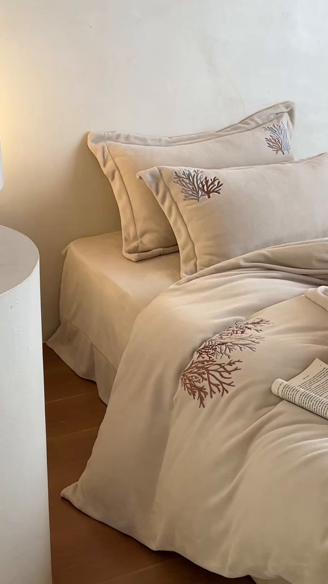 91家纺网 家纺一手货源 找家纺 泽西家纺+V17798841158发大图 2025新品秋冬加厚保暖225克刺绣牛奶绒四件套-珊瑚 珊瑚-米杏