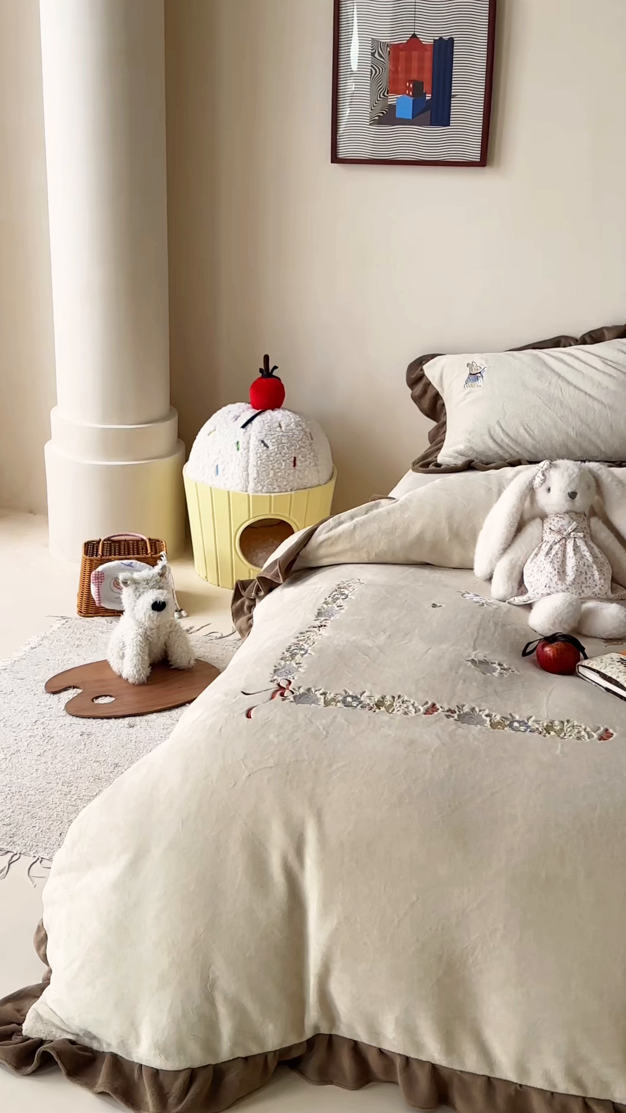 91家纺网 家纺一手货源 找家纺 黛舒家居 2025新款260g全消光牛奶绒高克重刺绣云肤绒四件套-可爱小兔 （小号三件套中枕套兔子随机）（会员-20）线上券前最低控价（基础价）： 小号床单款322/ 标准床单款352 / 加大床单款