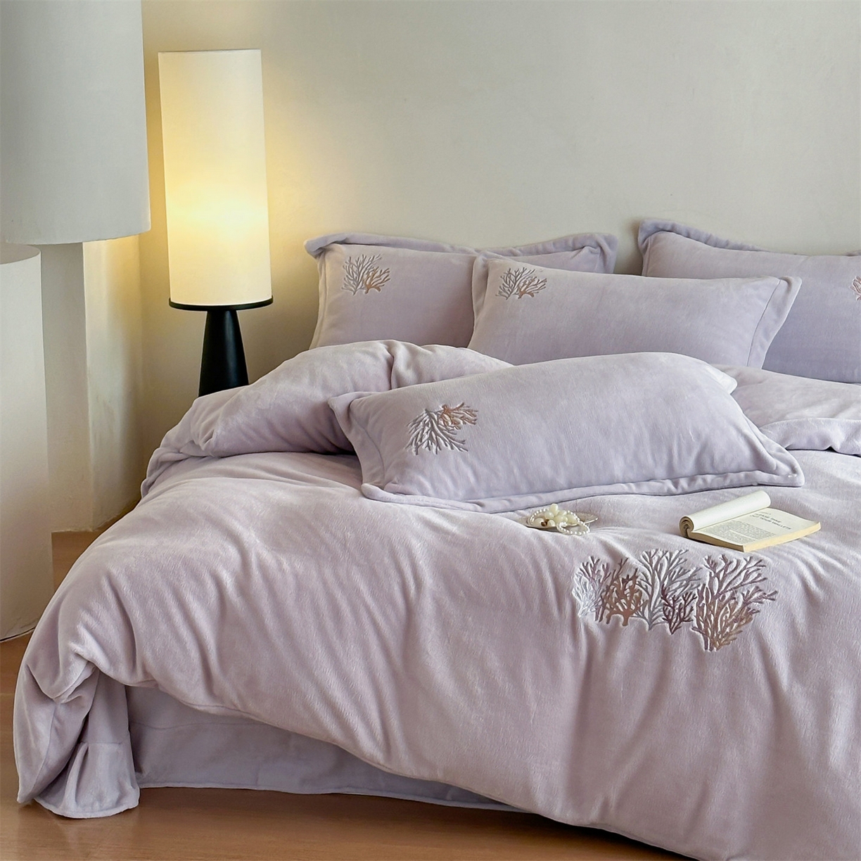 91家纺网 家纺一手货源 找家纺 泽西家纺+V17798841158发大图 2025新品秋冬加厚保暖225克刺绣牛奶绒四件套-珊瑚 珊瑚-沫粉