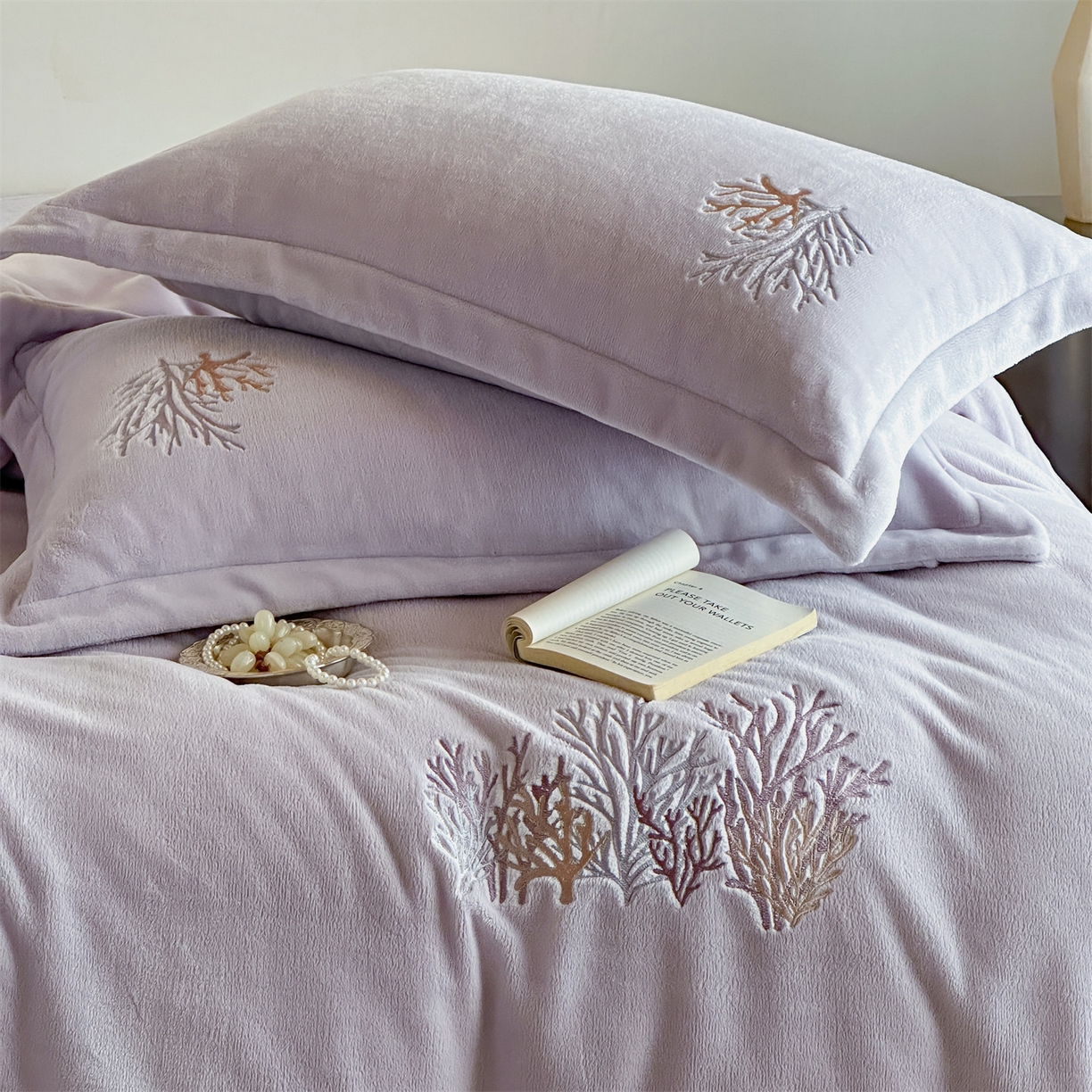 91家纺网 家纺一手货源 找家纺 泽西家纺+V17798841158发大图 2025新品秋冬加厚保暖225克刺绣牛奶绒四件套-珊瑚 珊瑚-沫粉