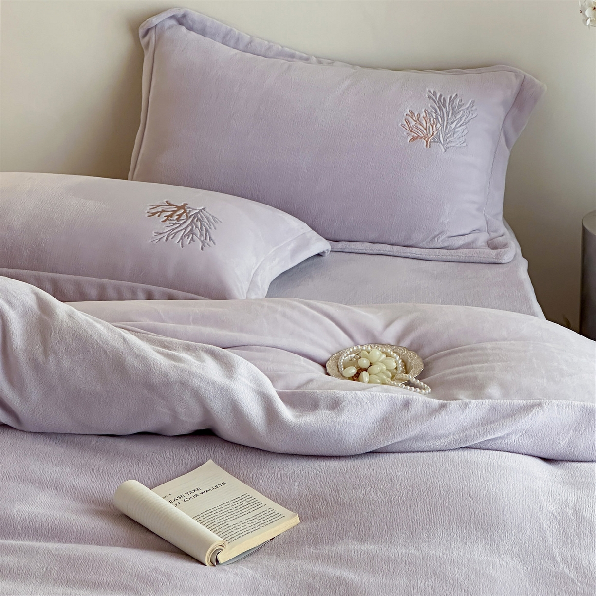 91家纺网 家纺一手货源 找家纺 泽西家纺+V17798841158发大图 2025新品秋冬加厚保暖225克刺绣牛奶绒四件套-珊瑚 珊瑚-沫粉