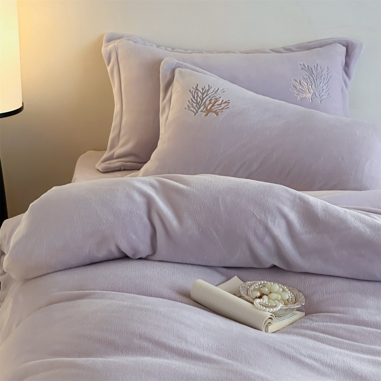 91家纺网 家纺一手货源 找家纺 泽西家纺+V17798841158发大图 2025新品秋冬加厚保暖225克刺绣牛奶绒四件套-珊瑚 珊瑚-沫粉