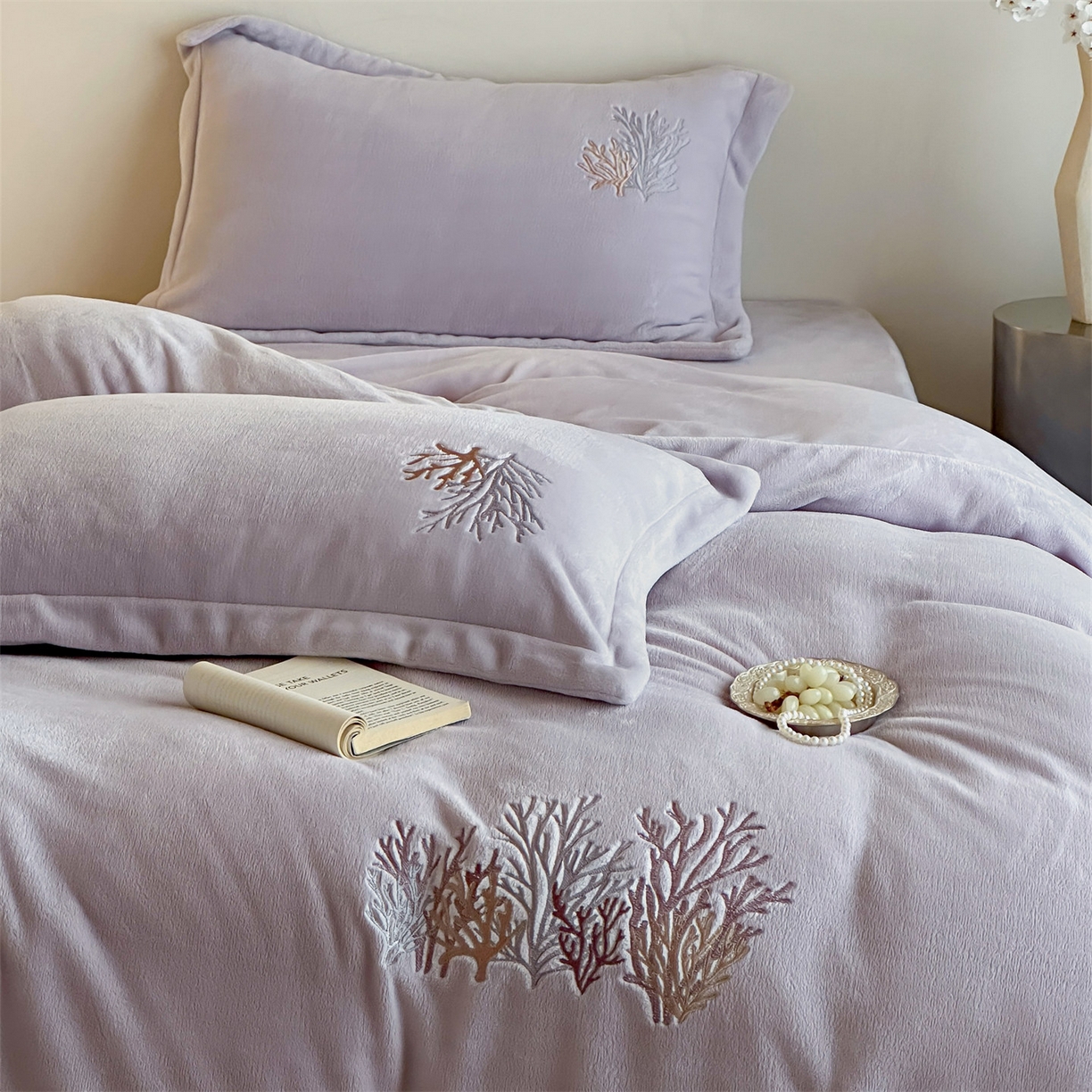 91家纺网 家纺一手货源 找家纺 泽西家纺+V17798841158发大图 2025新品秋冬加厚保暖225克刺绣牛奶绒四件套-珊瑚 珊瑚-沫粉