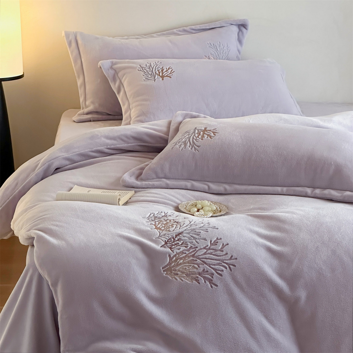 91家纺网 家纺一手货源 找家纺 泽西家纺+V17798841158发大图 2025新品秋冬加厚保暖225克刺绣牛奶绒四件套-珊瑚 珊瑚-沫粉