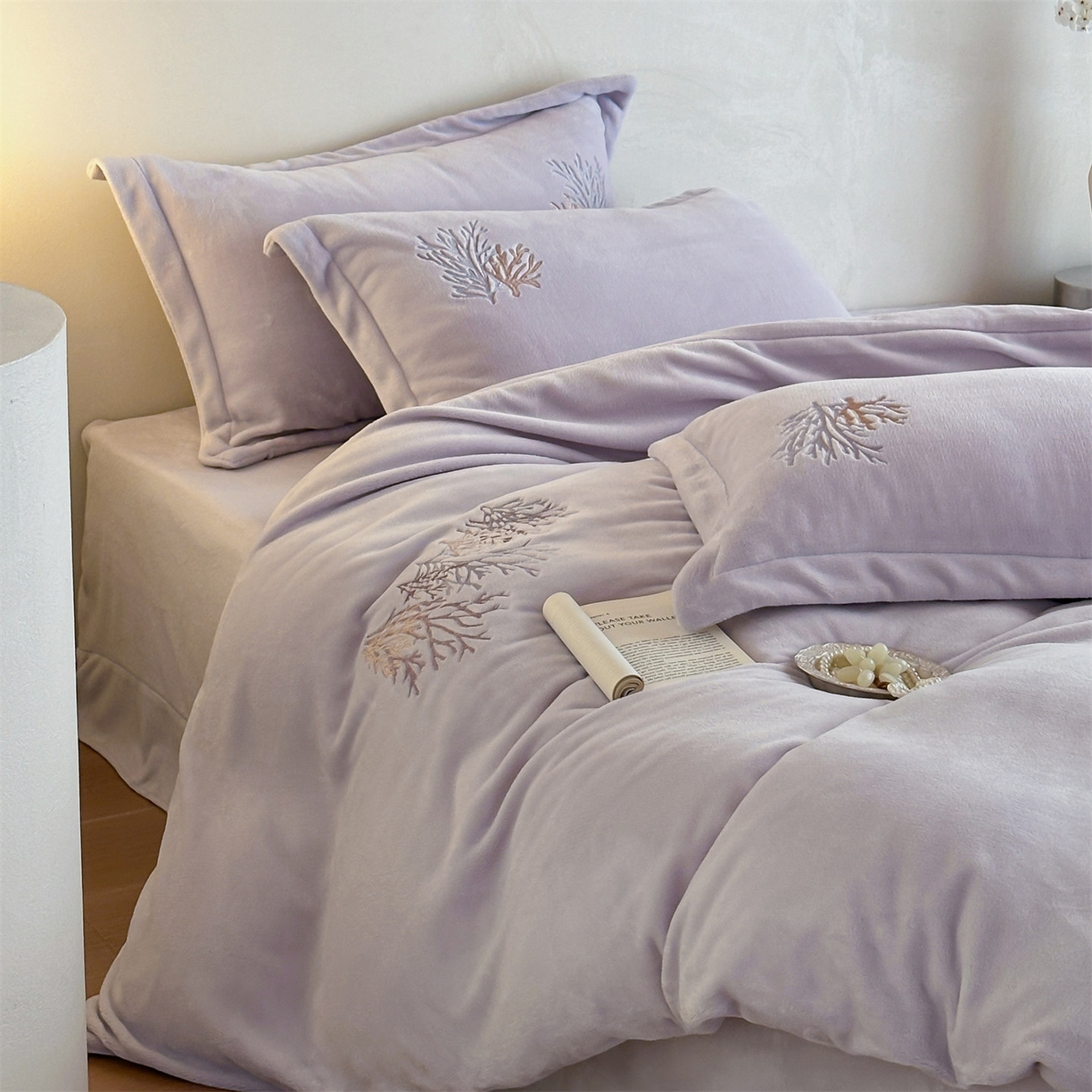 91家纺网 家纺一手货源 找家纺 泽西家纺+V17798841158发大图 2025新品秋冬加厚保暖225克刺绣牛奶绒四件套-珊瑚 珊瑚-沫粉