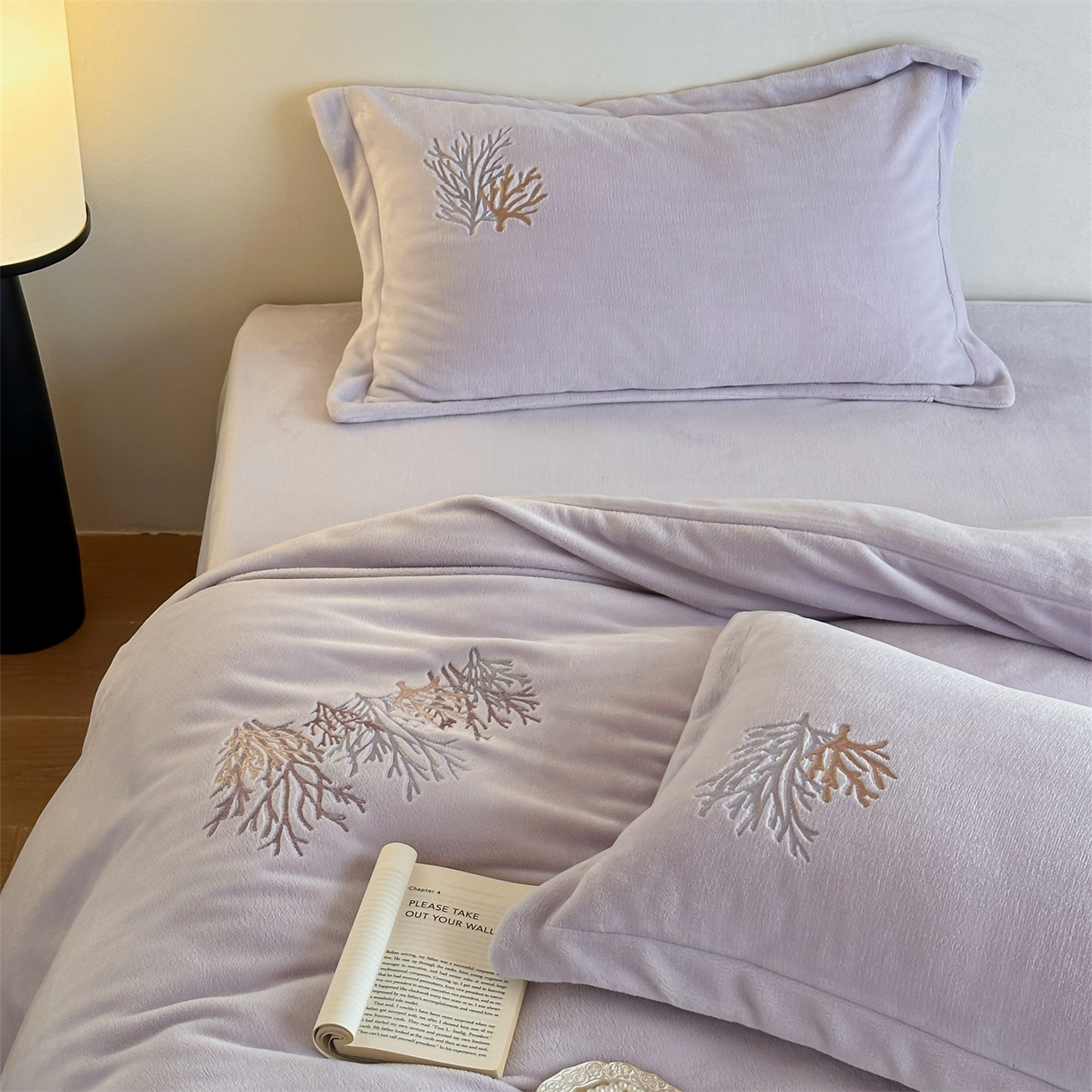 91家纺网 家纺一手货源 找家纺 泽西家纺+V17798841158发大图 2025新品秋冬加厚保暖225克刺绣牛奶绒四件套-珊瑚 珊瑚-沫粉