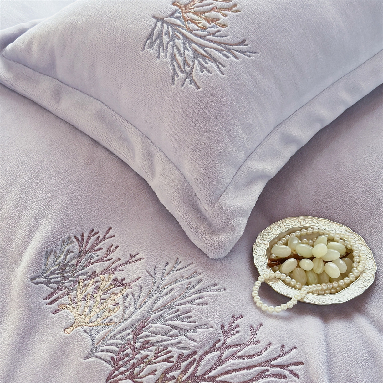 91家纺网 家纺一手货源 找家纺 泽西家纺+V17798841158发大图 2025新品秋冬加厚保暖225克刺绣牛奶绒四件套-珊瑚 珊瑚-沫粉