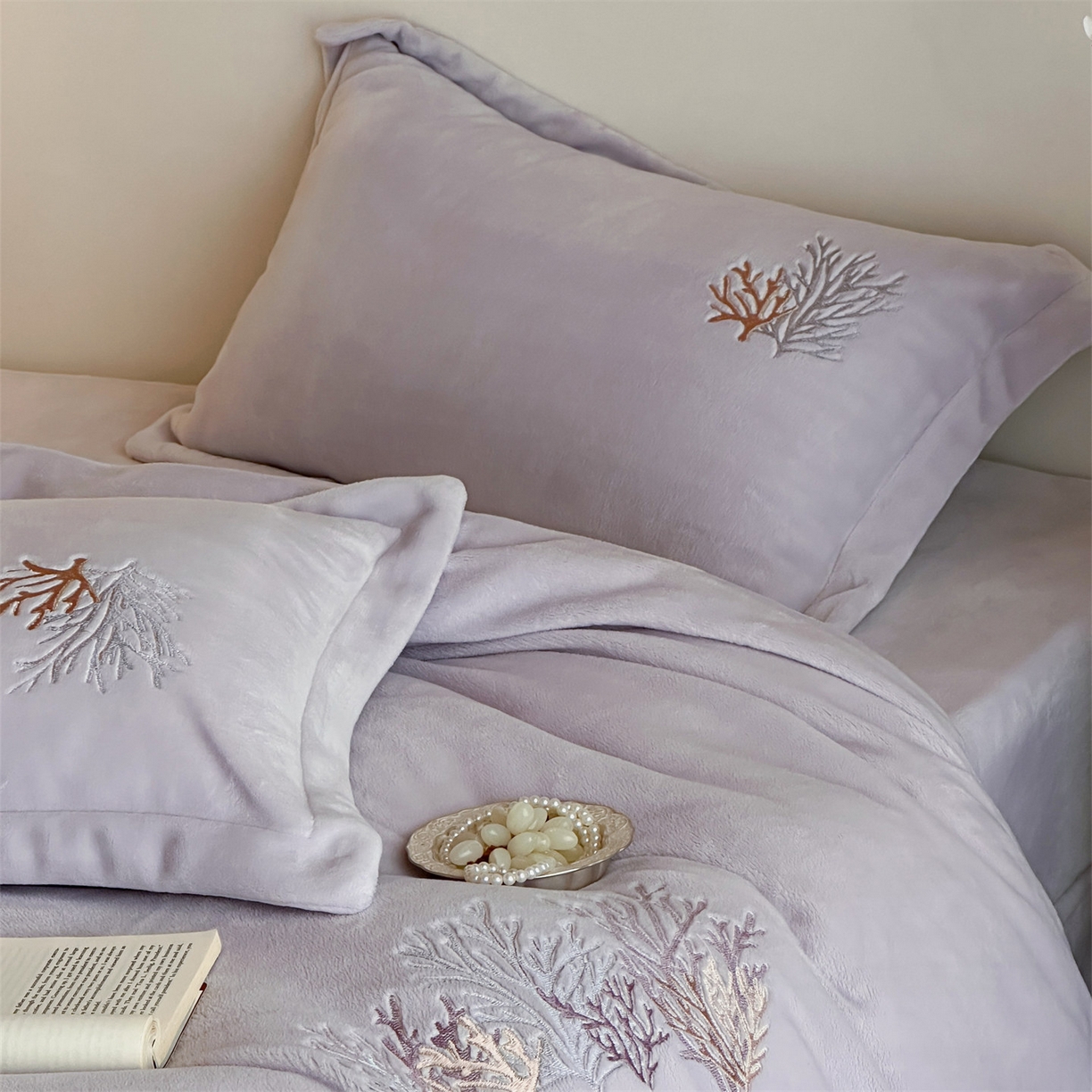 91家纺网 家纺一手货源 找家纺 泽西家纺+V17798841158发大图 2025新品秋冬加厚保暖225克刺绣牛奶绒四件套-珊瑚 珊瑚-沫粉