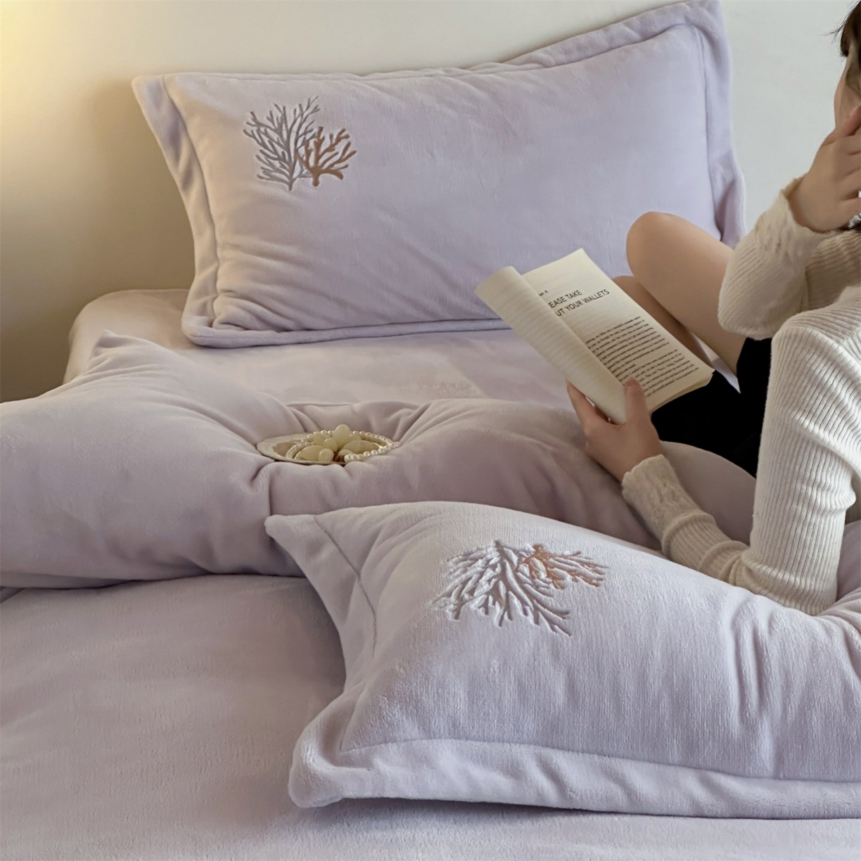 91家纺网 家纺一手货源 找家纺 泽西家纺+V17798841158发大图 2025新品秋冬加厚保暖225克刺绣牛奶绒四件套-珊瑚 珊瑚-沫粉