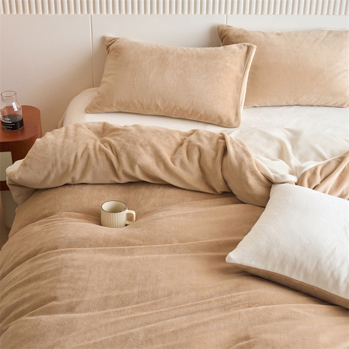 91家纺网 家纺一手货源 找家纺 乐居家纺 2025新款200克重纯色单面绒牛奶绒四件套 奶油驼+奶昔白