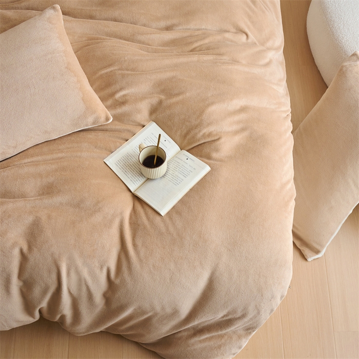 91家纺网 家纺一手货源 找家纺 乐居家纺 2025新款200克重纯色单面绒牛奶绒四件套 奶油驼+奶昔白