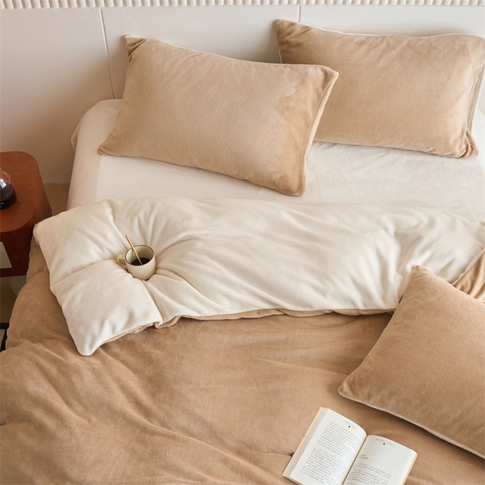 91家纺网 家纺一手货源 找家纺 乐居家纺 2025新款200克重纯色单面绒牛奶绒四件套 奶油驼+奶昔白