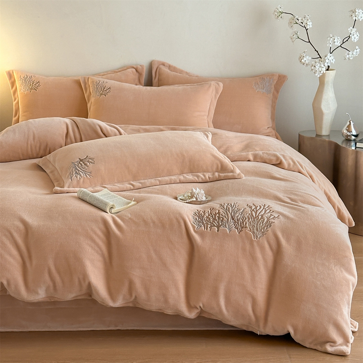 泽西家纺+V17798841158发大图 2025新品秋冬加厚保暖225克刺绣牛奶绒四件套-珊瑚 珊瑚-杏粉
