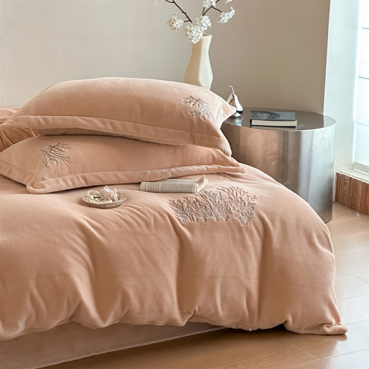 91家纺网 家纺一手货源 找家纺 泽西家纺+V17798841158发大图 2025新品秋冬加厚保暖225克刺绣牛奶绒四件套-珊瑚 珊瑚-杏粉