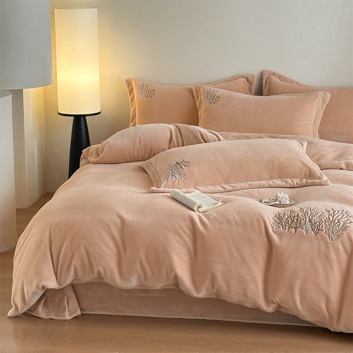 91家纺网 家纺一手货源 找家纺 泽西家纺+V17798841158发大图 2025新品秋冬加厚保暖225克刺绣牛奶绒四件套-珊瑚 珊瑚-杏粉