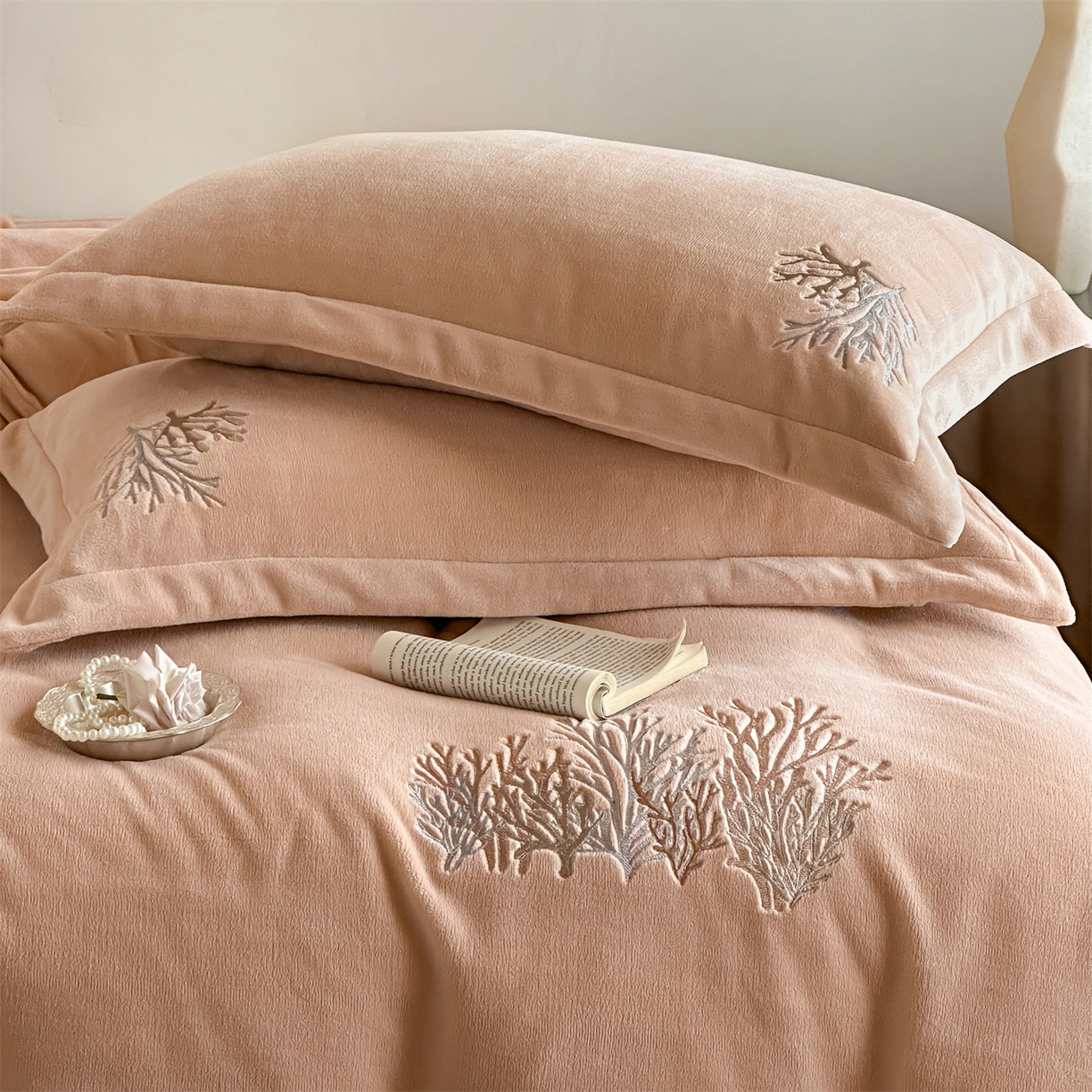 91家纺网 家纺一手货源 找家纺 泽西家纺+V17798841158发大图 2025新品秋冬加厚保暖225克刺绣牛奶绒四件套-珊瑚 珊瑚-杏粉