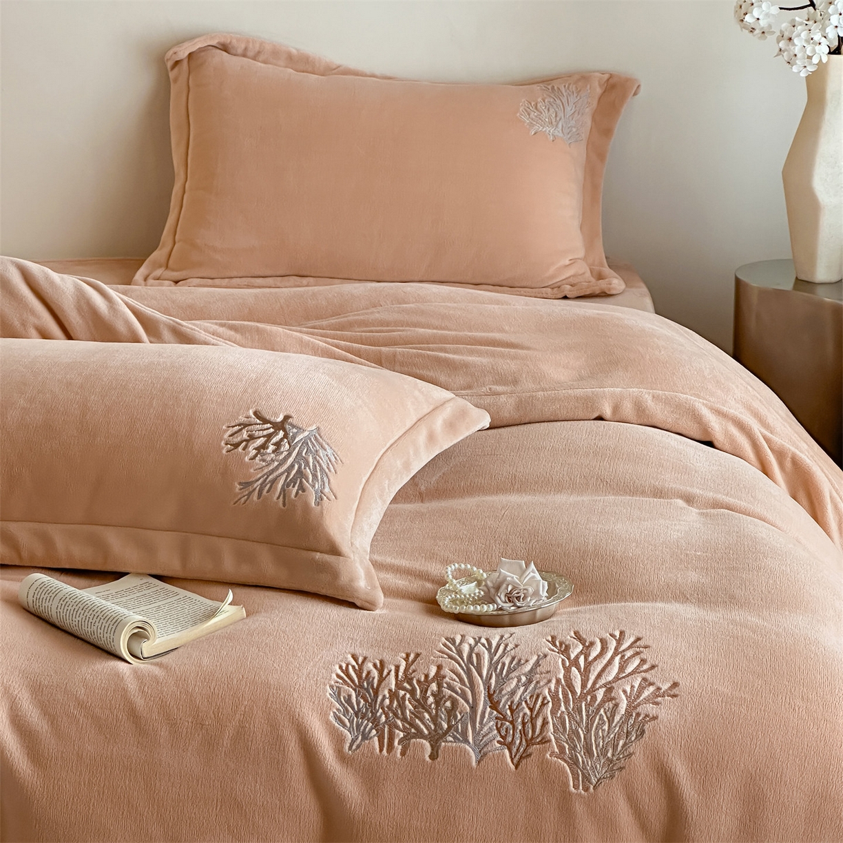 91家纺网 家纺一手货源 找家纺 泽西家纺+V17798841158发大图 2025新品秋冬加厚保暖225克刺绣牛奶绒四件套-珊瑚 珊瑚-杏粉