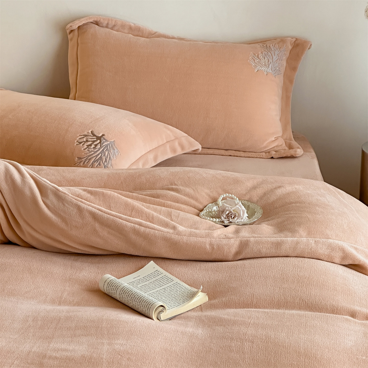 91家纺网 家纺一手货源 找家纺 泽西家纺+V17798841158发大图 2025新品秋冬加厚保暖225克刺绣牛奶绒四件套-珊瑚 珊瑚-杏粉