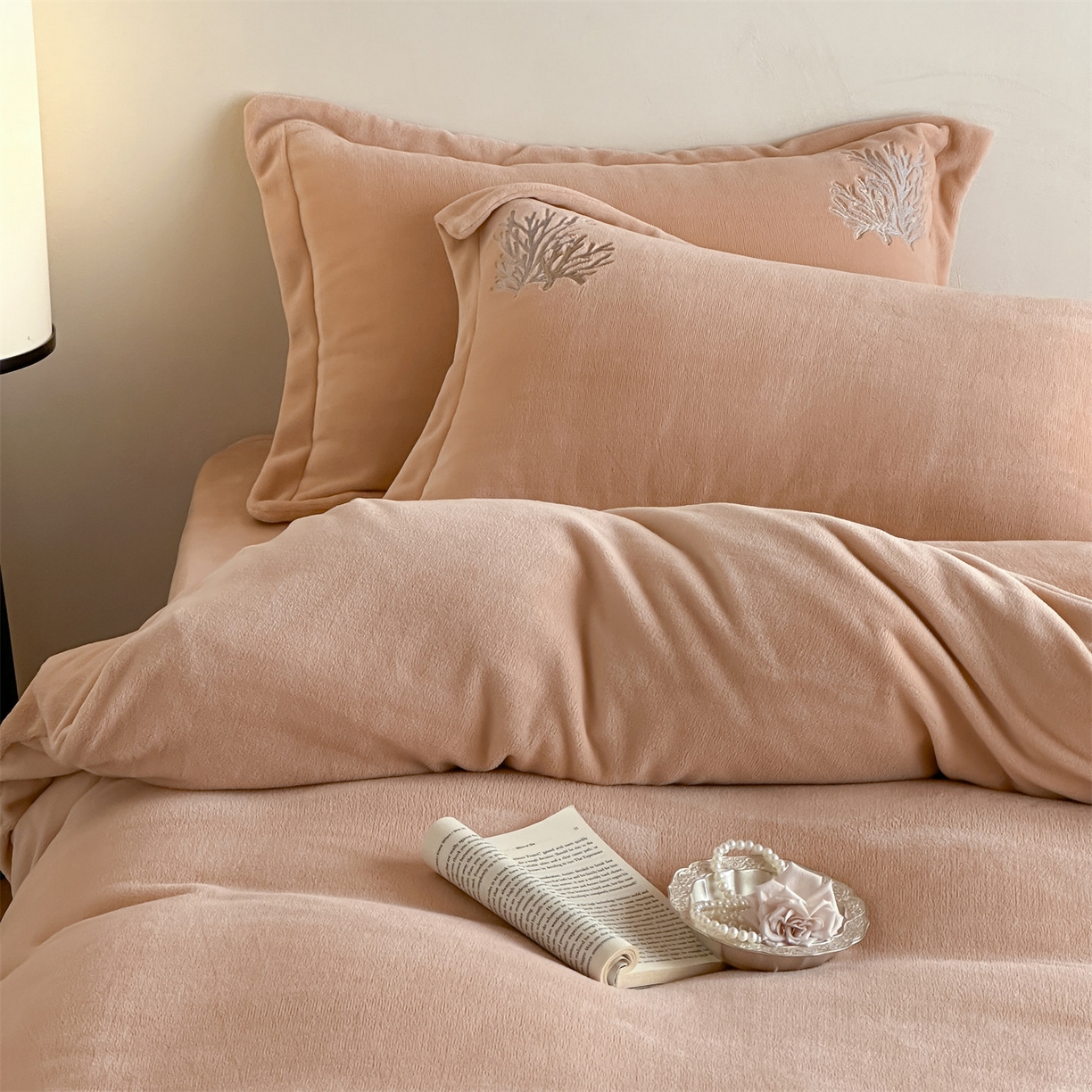 91家纺网 家纺一手货源 找家纺 泽西家纺+V17798841158发大图 2025新品秋冬加厚保暖225克刺绣牛奶绒四件套-珊瑚 珊瑚-杏粉