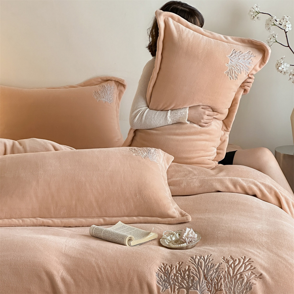 91家纺网 家纺一手货源 找家纺 泽西家纺+V17798841158发大图 2025新品秋冬加厚保暖225克刺绣牛奶绒四件套-珊瑚 珊瑚-杏粉