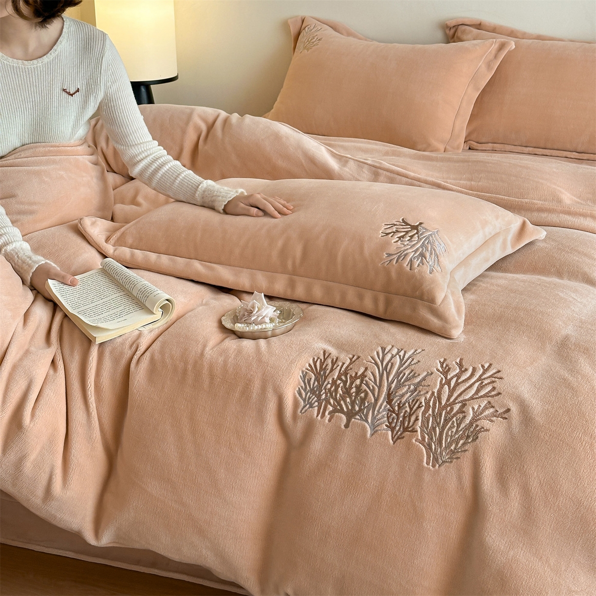 91家纺网 家纺一手货源 找家纺 泽西家纺+V17798841158发大图 2025新品秋冬加厚保暖225克刺绣牛奶绒四件套-珊瑚 珊瑚-杏粉