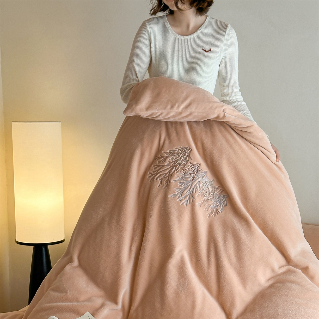 91家纺网 家纺一手货源 找家纺 泽西家纺+V17798841158发大图 2025新品秋冬加厚保暖225克刺绣牛奶绒四件套-珊瑚 珊瑚-杏粉