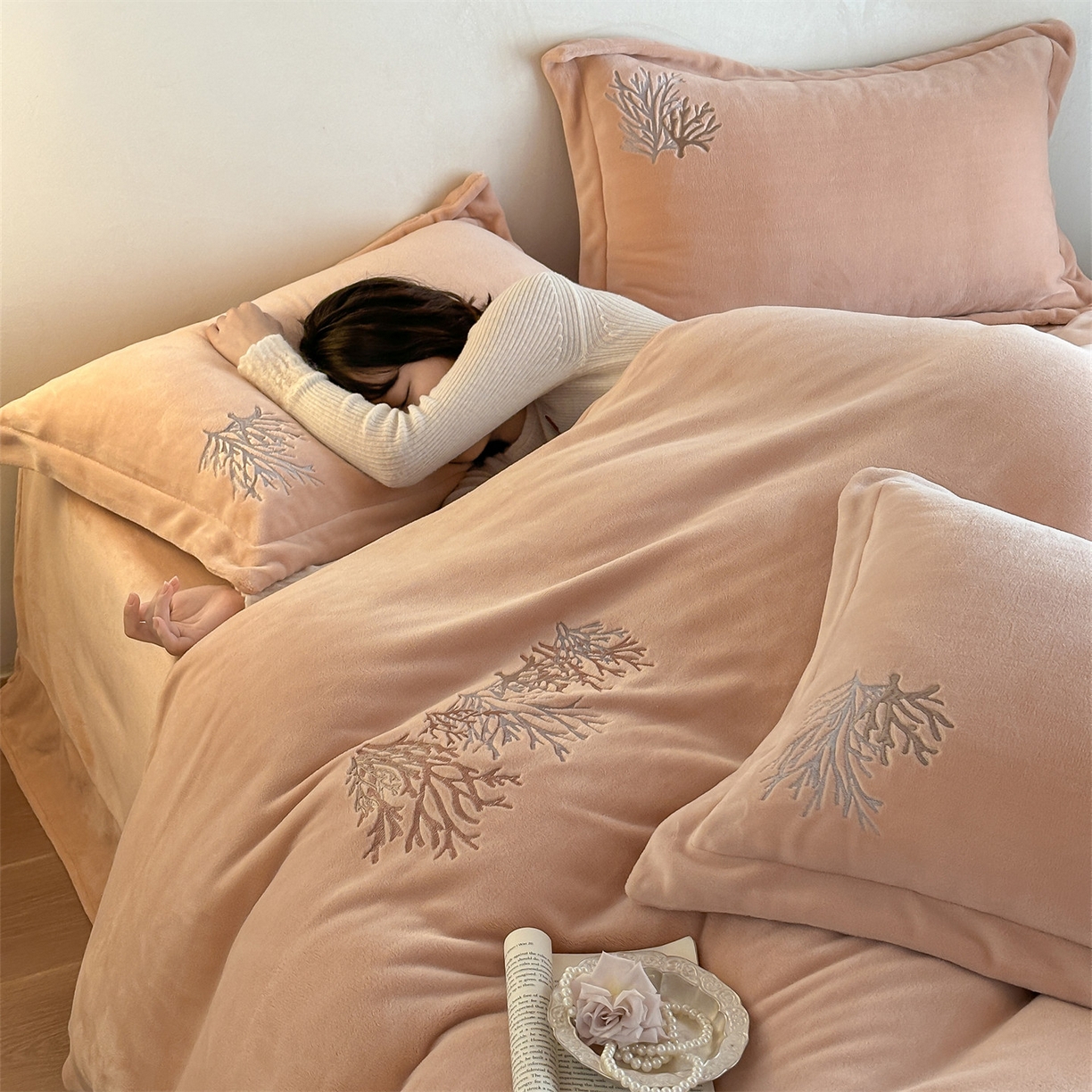 91家纺网 家纺一手货源 找家纺 泽西家纺+V17798841158发大图 2025新品秋冬加厚保暖225克刺绣牛奶绒四件套-珊瑚 珊瑚-杏粉