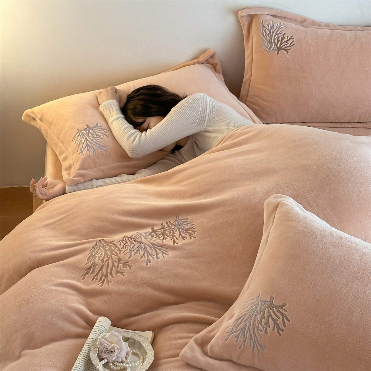 91家纺网 家纺一手货源 找家纺 泽西家纺+V17798841158发大图 2025新品秋冬加厚保暖225克刺绣牛奶绒四件套-珊瑚 珊瑚-杏粉