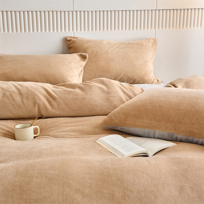 91家纺网 家纺一手货源 找家纺 乐居家纺 2025新款200克重纯色单面绒牛奶绒四件套 奶油驼+绅士灰