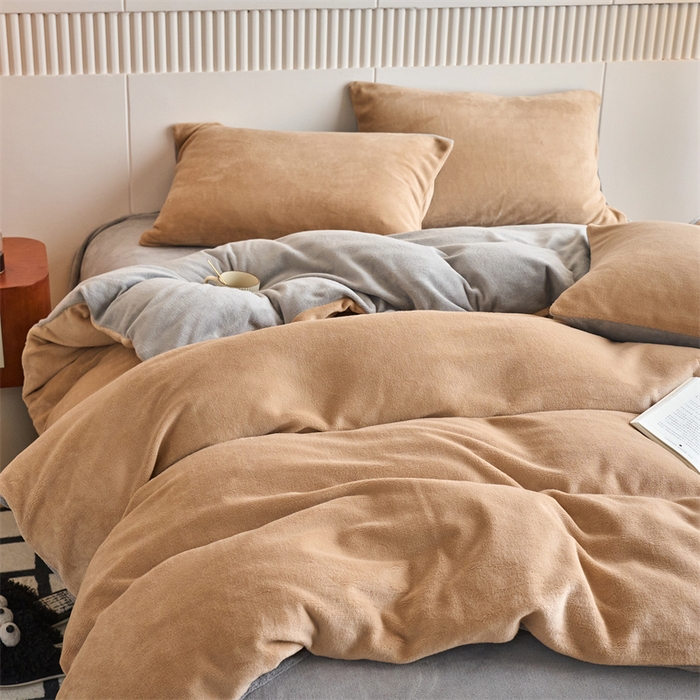 91家纺网 家纺一手货源 找家纺 乐居家纺 2025新款200克重纯色单面绒牛奶绒四件套 奶油驼+绅士灰