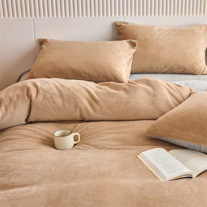 91家纺网 家纺一手货源 找家纺 乐居家纺 2025新款200克重纯色单面绒牛奶绒四件套 奶油驼+绅士灰