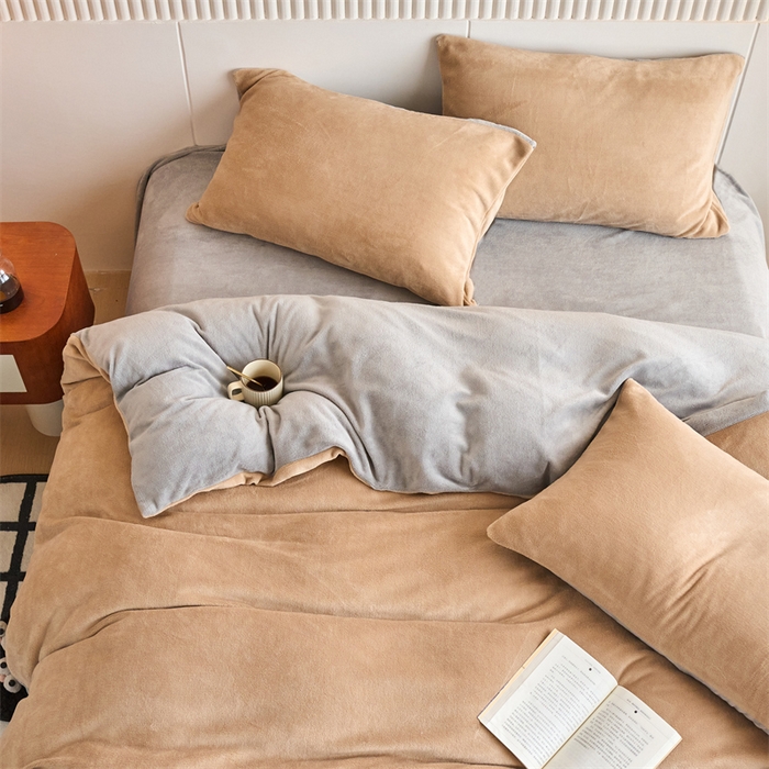 91家纺网 家纺一手货源 找家纺 乐居家纺 2025新款200克重纯色单面绒牛奶绒四件套 奶油驼+绅士灰