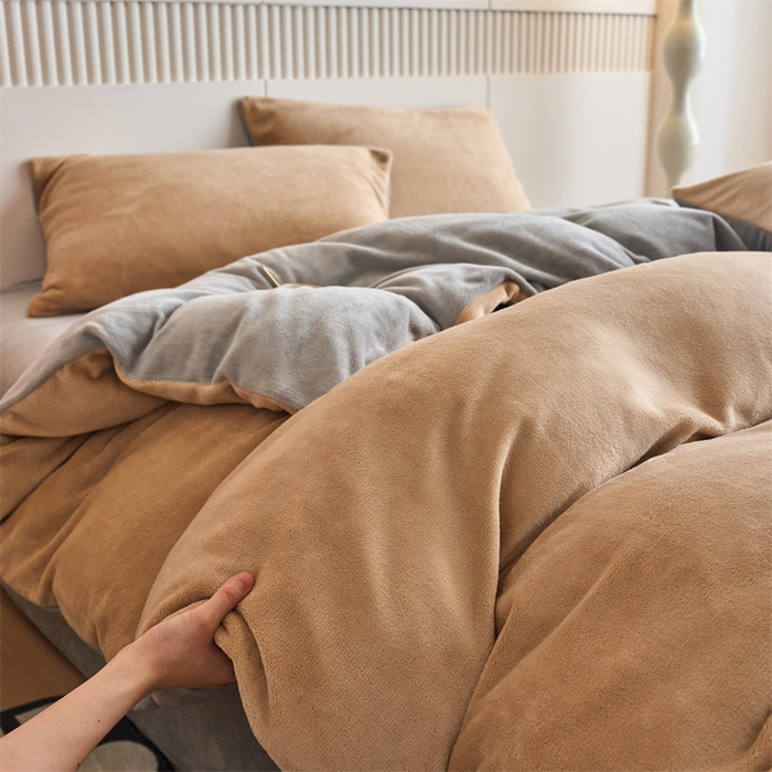 91家纺网 家纺一手货源 找家纺 乐居家纺 2025新款200克重纯色单面绒牛奶绒四件套 奶油驼+绅士灰