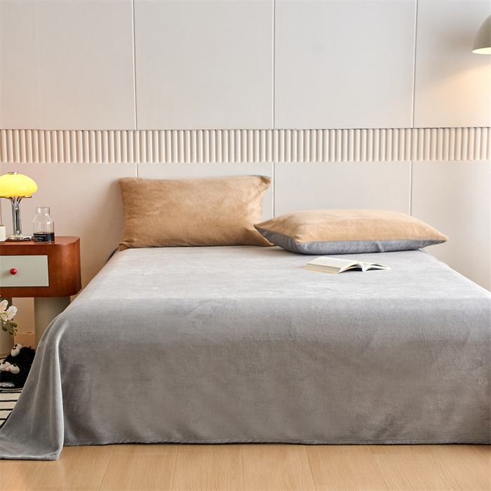 91家纺网 家纺一手货源 找家纺 乐居家纺 2025新款200克重纯色单面绒牛奶绒四件套 奶油驼+绅士灰