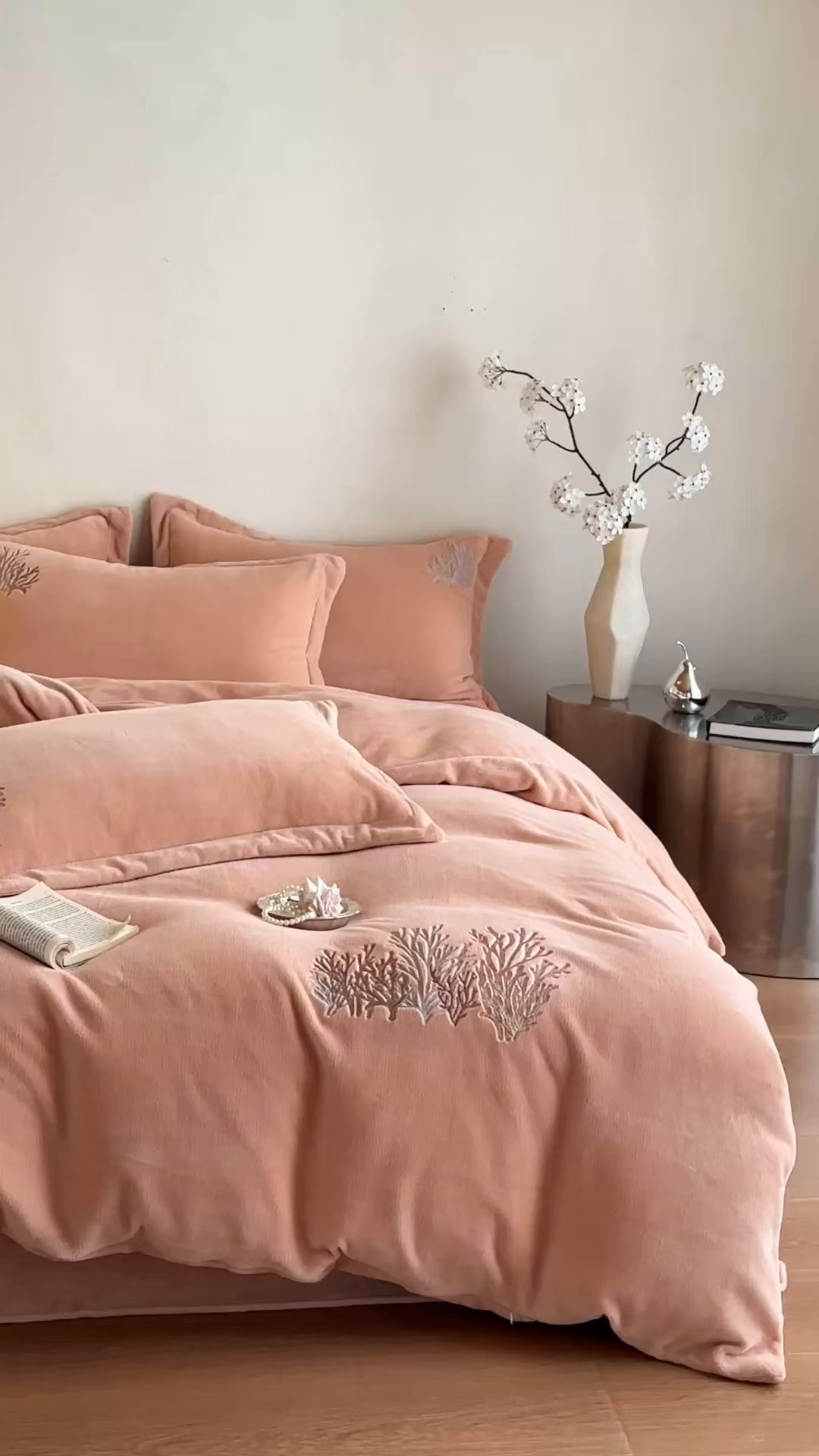 91家纺网 家纺一手货源 找家纺 泽西家纺+V17798841158发大图 2025新品秋冬加厚保暖225克刺绣牛奶绒四件套-珊瑚 珊瑚-杏粉
