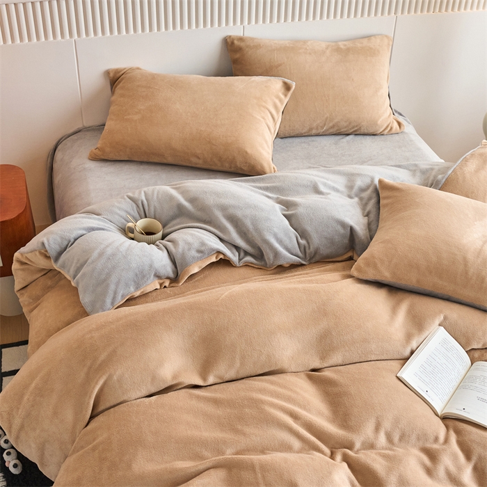 91家纺网 家纺一手货源 找家纺 乐居家纺 2025新款200克重纯色单面绒牛奶绒四件套 奶油驼+绅士灰