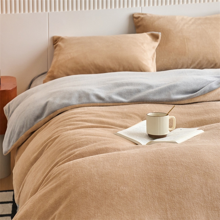 91家纺网 家纺一手货源 找家纺 乐居家纺 2025新款200克重纯色单面绒牛奶绒四件套 奶油驼+绅士灰