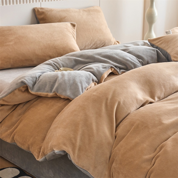 91家纺网 家纺一手货源 找家纺 乐居家纺 2025新款200克重纯色单面绒牛奶绒四件套 奶油驼+绅士灰