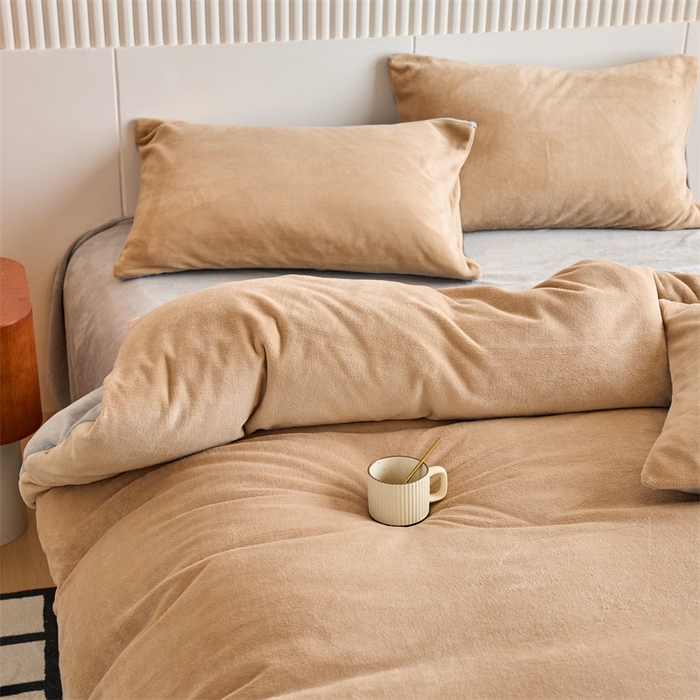 91家纺网 家纺一手货源 找家纺 乐居家纺 2025新款200克重纯色单面绒牛奶绒四件套 奶油驼+绅士灰