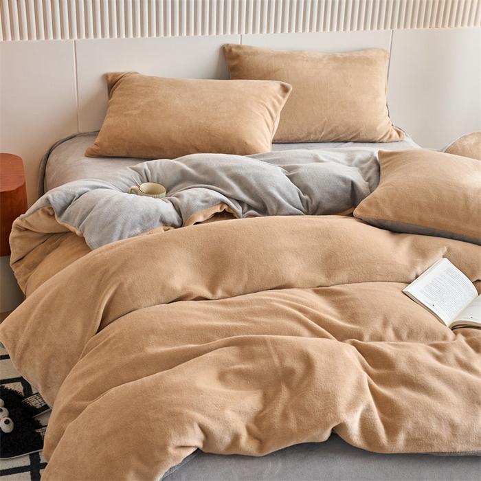 91家纺网 家纺一手货源 找家纺 乐居家纺 2025新款200克重纯色单面绒牛奶绒四件套 奶油驼+绅士灰